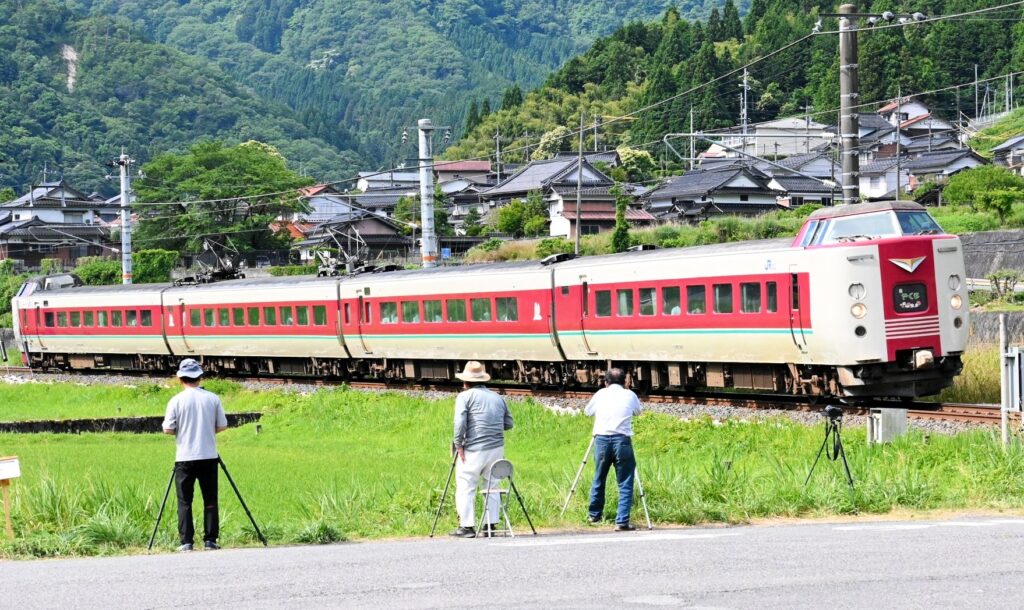 【互恵】“撮り鉄”対応の協力に感謝状　特急やくも旧型381系車両の撮り鉄対応に沿線住民などが協力　鳥取県…